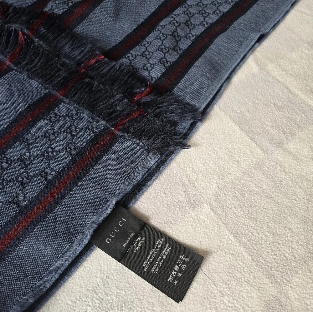 Authentic Gucci Men's Scarf in Navy and Crimson - Picture 4 of 13